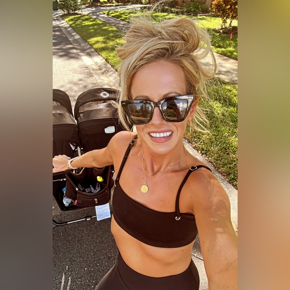 Meet your Posher, Danielle - Picture 2 of 3